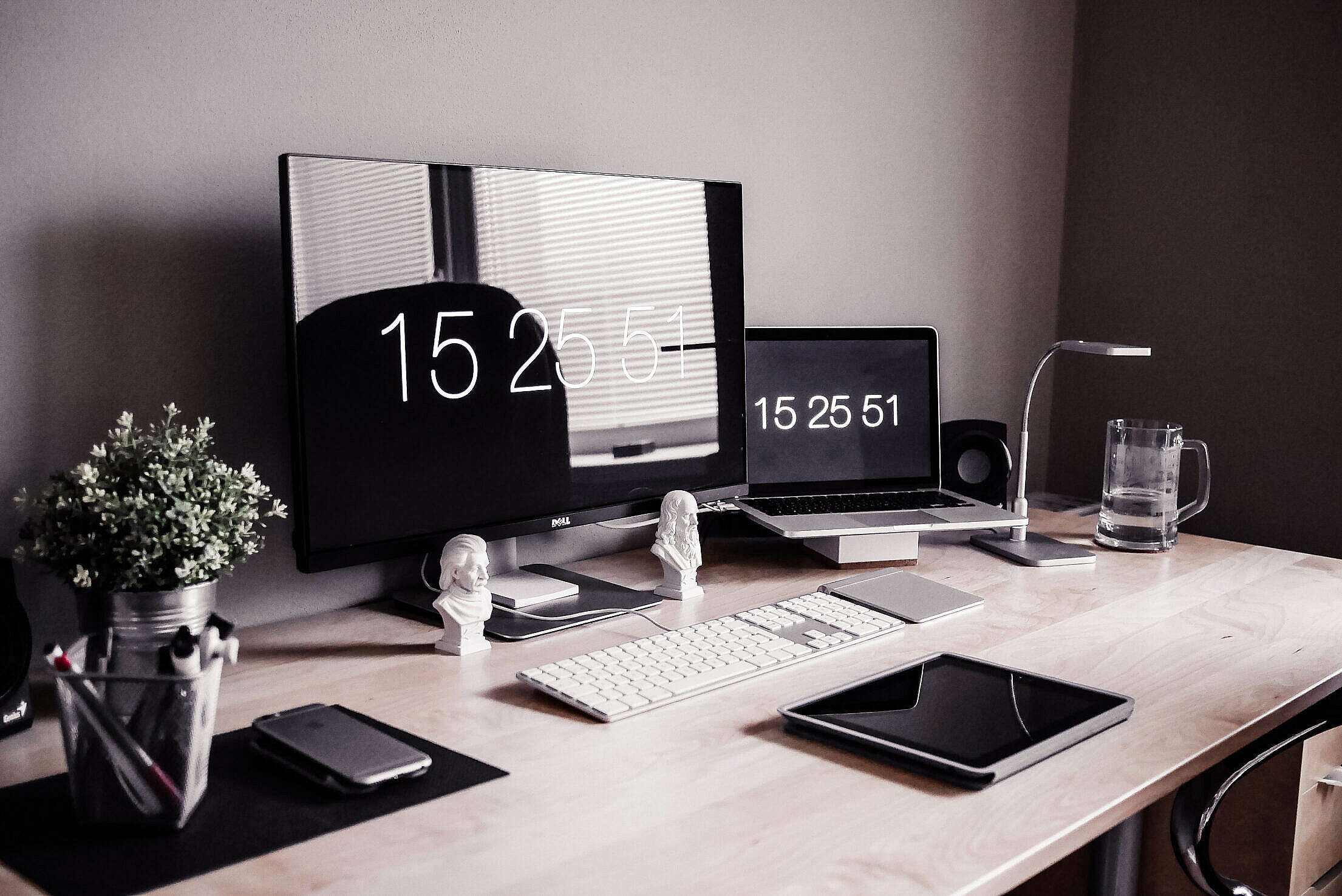 Minimalistyczne biurko home office — monitor, laptop, tablet